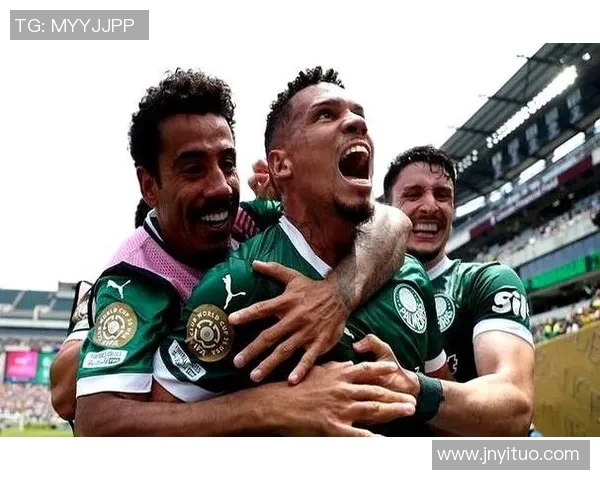 足球星面具闪耀绿茵展现球员个性与激情的新时尚风潮